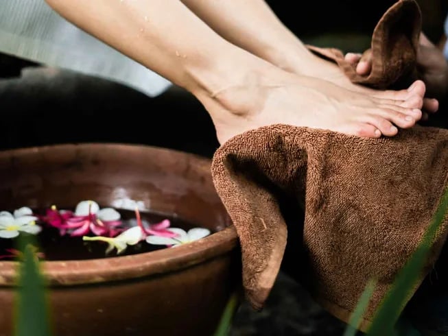 4 Jours Activités supplémentaires Recharge du corps et de l’âme Yoga / Méditation Canangsari (atelier d’offrande balinaise) Melukat (cérémonie de purification balinaise) Expériences de guérison balinaise et de détente Massage balinais Bain de pieds aux fleurs et réflexologie Feu de camp Aventures culinaires Cours de cuisine Pêche Excursions de randonnée Excursion longue au Mt Batukaru (12 heures) Excursion courte au Mt Batukaru Promenade en forêt tropicale (3 heures) Excursion à la cascade et à la ferme locale (2 heures) Délices pour les papilles Petit-déjeuner flottant Dîner aux chandelles Barbecue dans le jardin Se déplacer Location de moto/jour Location de vélo/jour Excursion en voiture à la journée