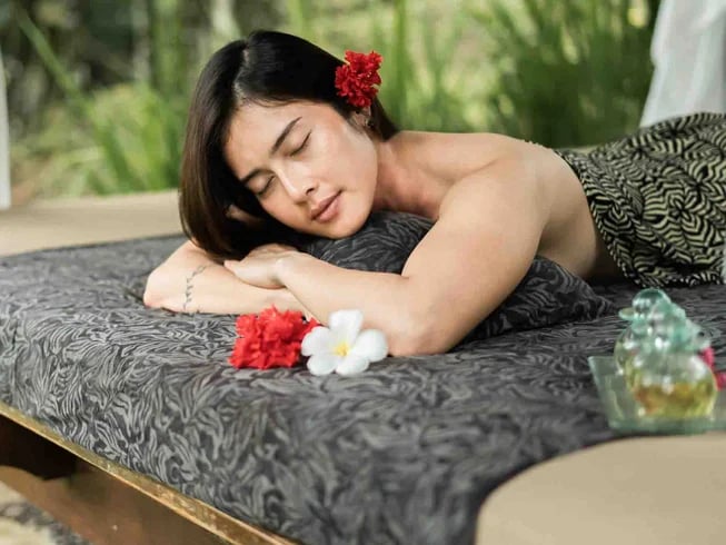4 Jours Activités supplémentaires Recharge du corps et de l’âme Yoga / Méditation Canangsari (atelier d’offrande balinaise) Melukat (cérémonie de purification balinaise) Expériences de guérison balinaise et de détente Massage balinais Bain de pieds aux fleurs et réflexologie Feu de camp Aventures culinaires Cours de cuisine Pêche Excursions de randonnée Excursion longue au Mt Batukaru (12 heures) Excursion courte au Mt Batukaru Promenade en forêt tropicale (3 heures) Excursion à la cascade et à la ferme locale (2 heures) Délices pour les papilles Petit-déjeuner flottant Dîner aux chandelles Barbecue dans le jardin Se déplacer Location de moto/jour Location de vélo/jour Excursion en voiture à la journée