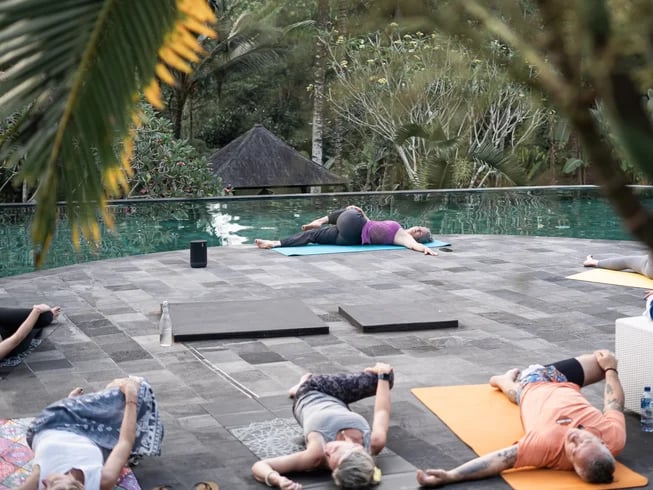 4 Jours Activités supplémentaires Recharge du corps et de l’âme Yoga / Méditation Canangsari (atelier d’offrande balinaise) Melukat (cérémonie de purification balinaise) Expériences de guérison balinaise et de détente Massage balinais Bain de pieds aux fleurs et réflexologie Feu de camp Aventures culinaires Cours de cuisine Pêche Excursions de randonnée Excursion longue au Mt Batukaru (12 heures) Excursion courte au Mt Batukaru Promenade en forêt tropicale (3 heures) Excursion à la cascade et à la ferme locale (2 heures) Délices pour les papilles Petit-déjeuner flottant Dîner aux chandelles Barbecue dans le jardin Se déplacer Location de moto/jour Location de vélo/jour Excursion en voiture à la journée