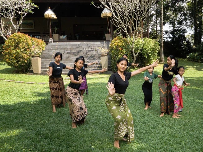 4 Jours Activités supplémentaires Recharge du corps et de l’âme Yoga / Méditation Canangsari (atelier d’offrande balinaise) Melukat (cérémonie de purification balinaise) Expériences de guérison balinaise et de détente Massage balinais Bain de pieds aux fleurs et réflexologie Feu de camp Aventures culinaires Cours de cuisine Pêche Excursions de randonnée Excursion longue au Mt Batukaru (12 heures) Excursion courte au Mt Batukaru Promenade en forêt tropicale (3 heures) Excursion à la cascade et à la ferme locale (2 heures) Délices pour les papilles Petit-déjeuner flottant Dîner aux chandelles Barbecue dans le jardin Se déplacer Location de moto/jour Location de vélo/jour Excursion en voiture à la journée