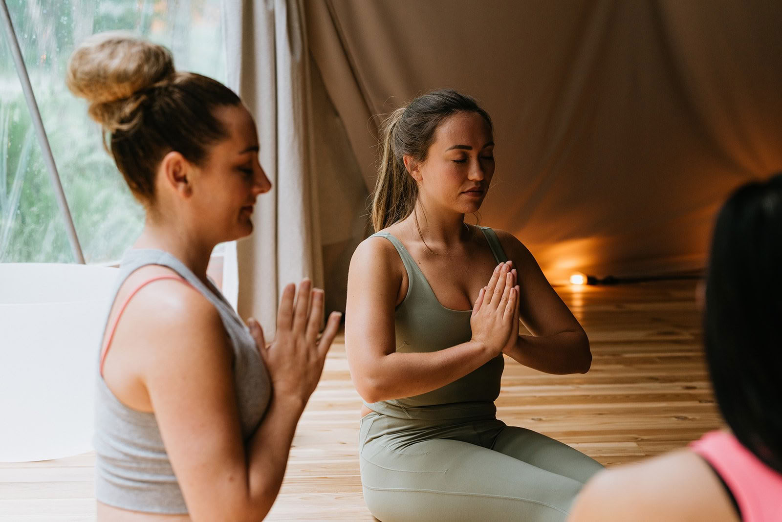 Vibrations d'amour avec Jack, Soorya, Matthew, et Deviki : Chant de kirtan communautaire | Nectar Yoga Bowen Island — Nectar Yoga