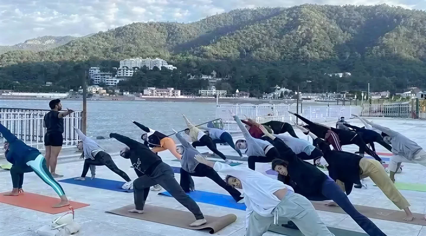 Formation de professeur de yoga de 100 heures à Rishikesh, en Inde – mai 2026