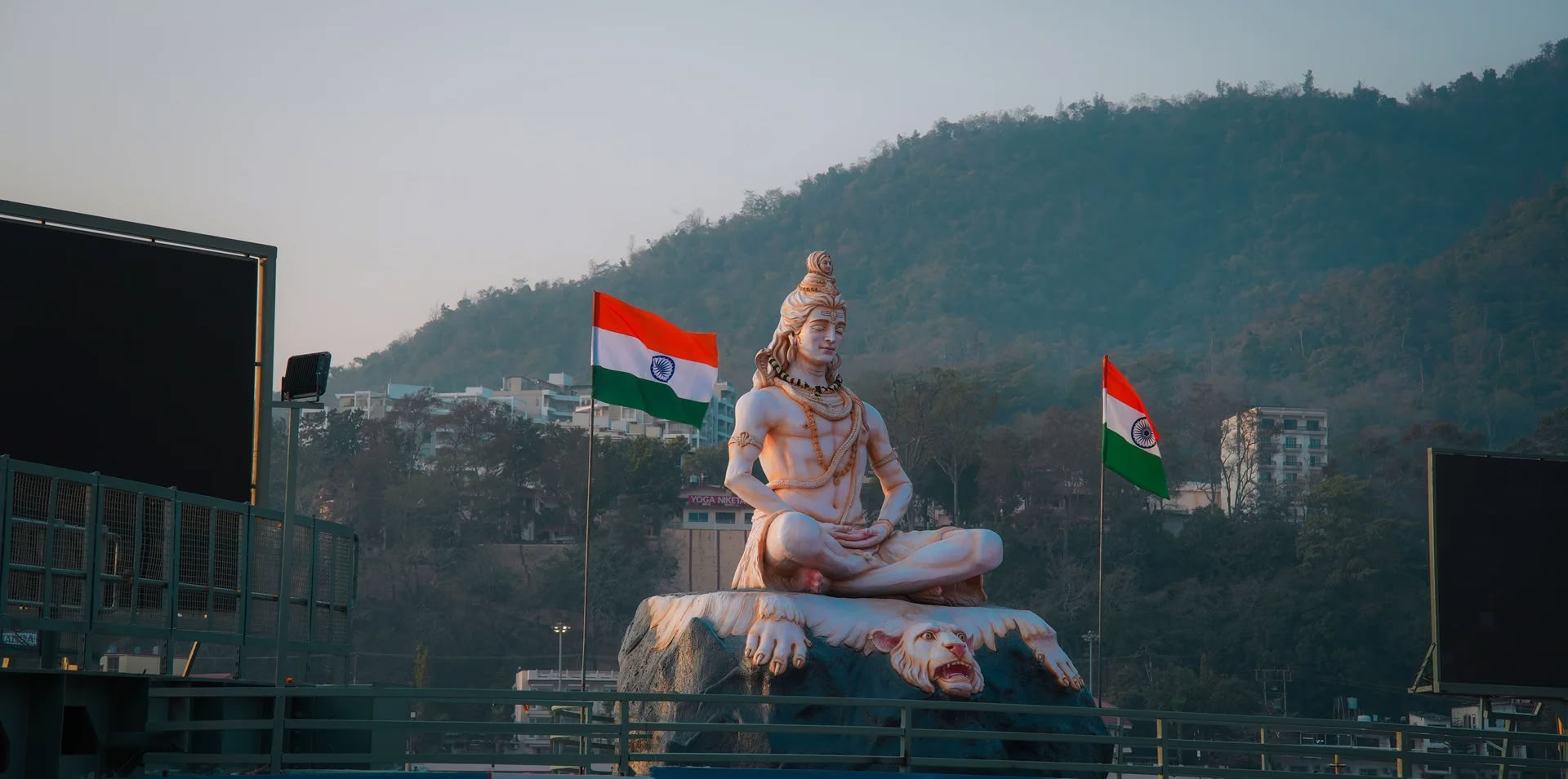 Formation de professeur de yoga de 100 heures à Rishikesh, en Inde – mai 2026
