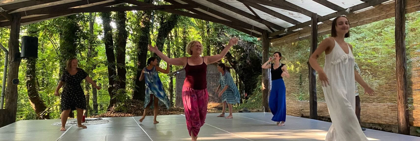 Retraite immersive de CNV avec mouvement et danse