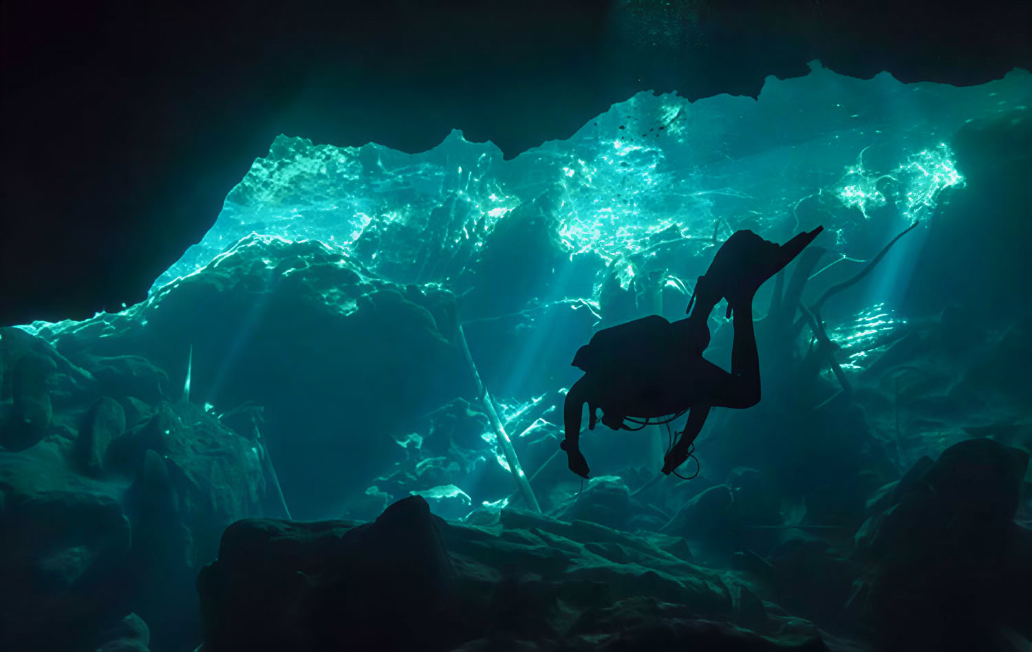 Plongeur en grotte