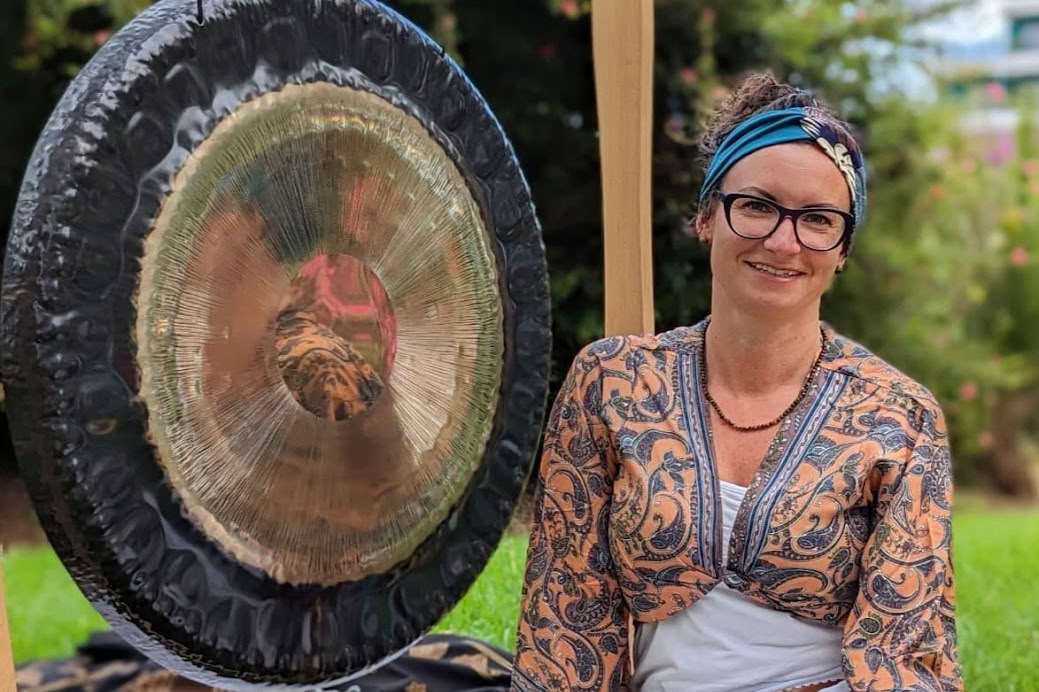 Session privée de sonothérapie à Tenerife – Gongs et bols chantants pour une relaxation profonde