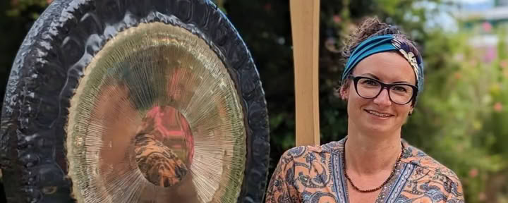 Session privée de sonothérapie à Tenerife – Gongs et bols chantants pour une relaxation profonde