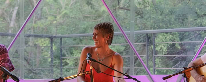 Concert de Kirtan dans le dôme géodésique