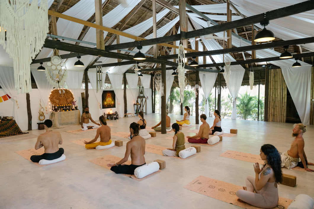 Formation de professeurs de yoga hybride 200 heures / 300 heures – 9 juillet – 18 juillet 2026