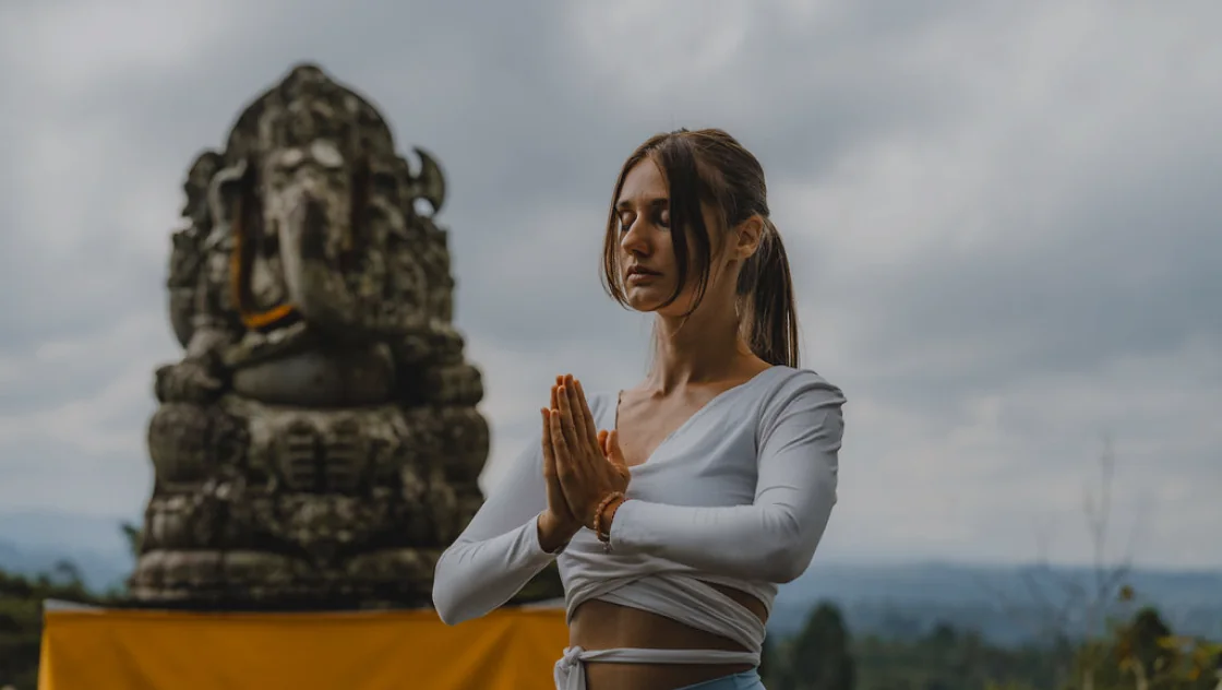 Formation de professeur de yoga hybride de 200 heures / 300 heures – 11 août – 20 août 2026