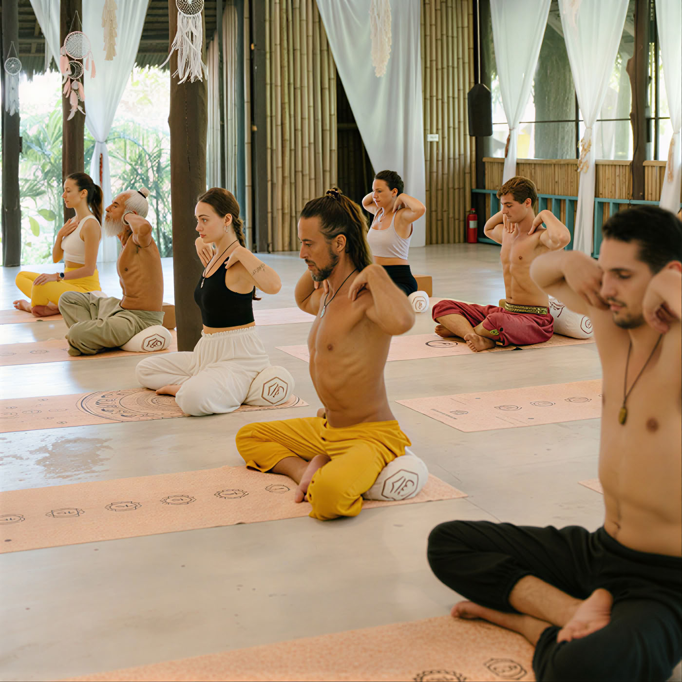 Formation de professeur de yoga hybride de 200 heures / 300 heures – 11 août – 20 août 2026