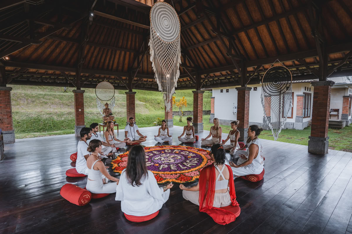 Formation hybride de professeur de yoga de 200 heures / 300 heures – 11 mai – 24 mai 2026