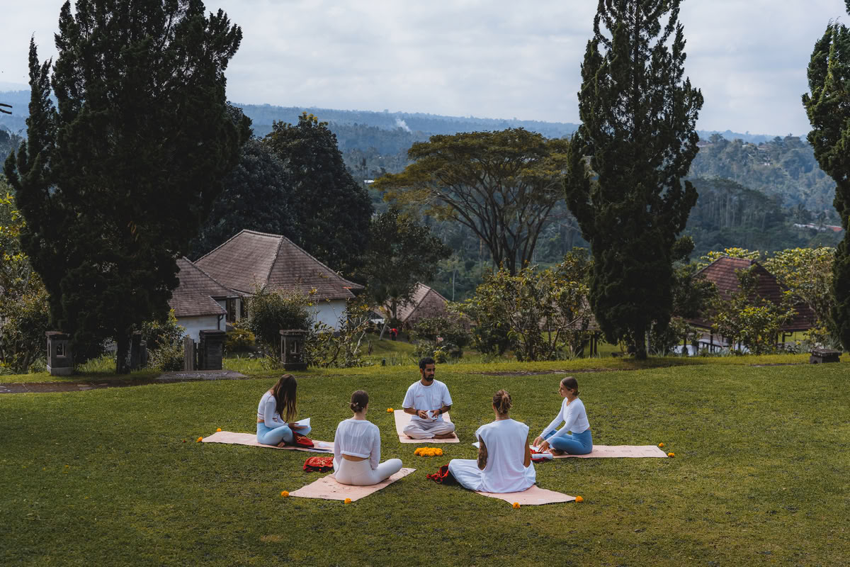 Formation hybride de professeur de yoga 200 heures/300 heures – 22 juin – 5 juil. 2026