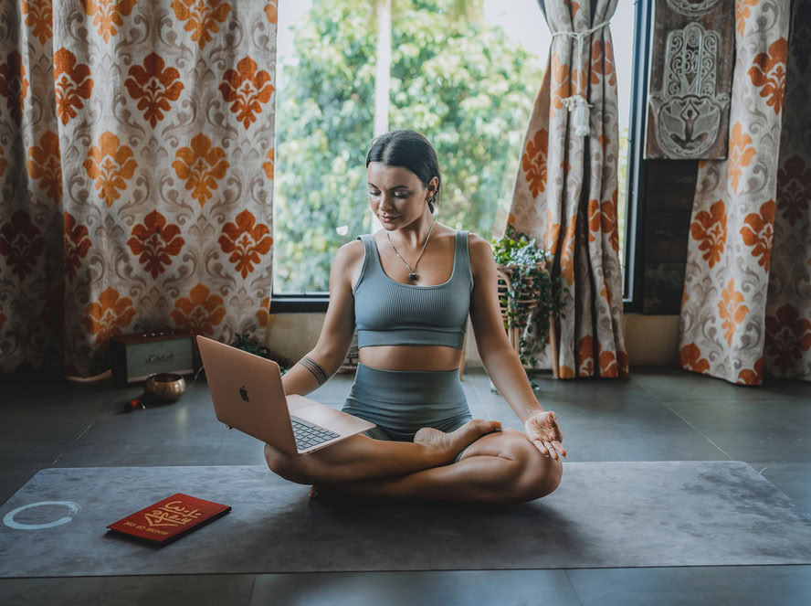 Formation de professeurs de yoga hybride de 200 heures / 300 heures – 26 nov. – 9 déc. 2026