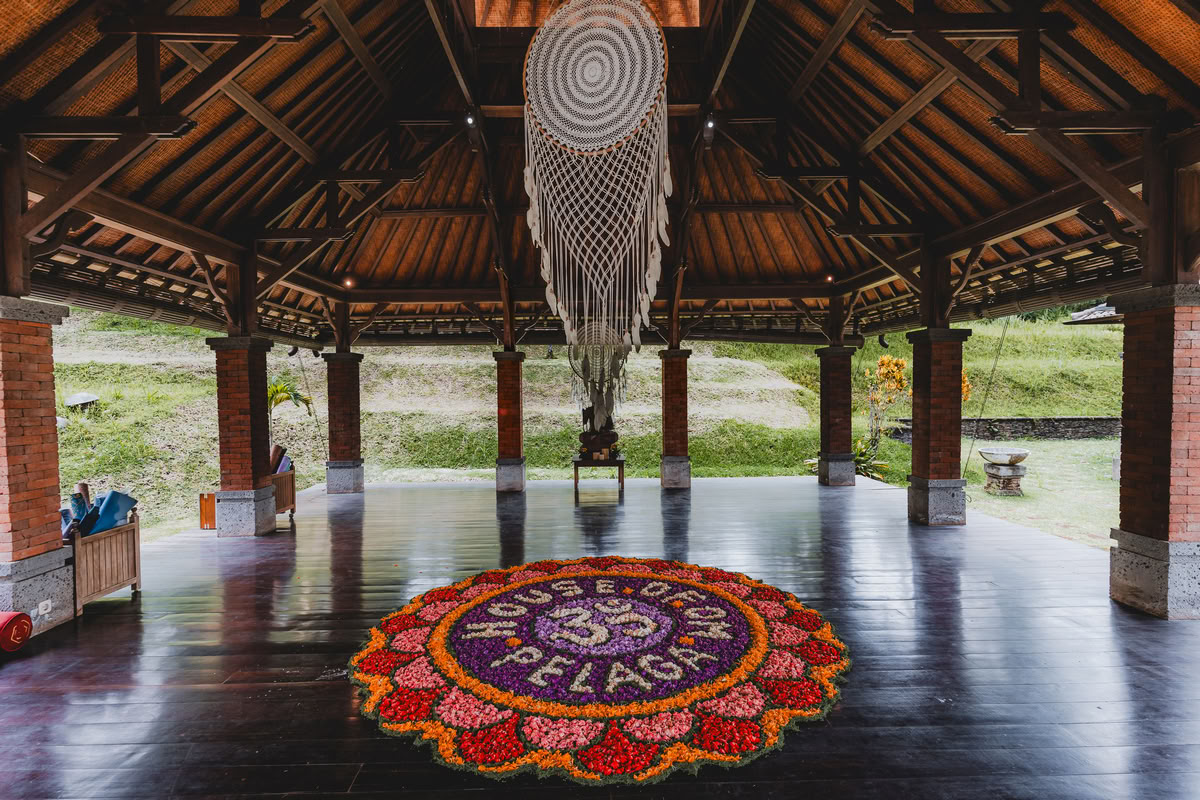 Formation de professeur de yoga hybride 200 heures / 300 heures – 24 déc. 2026 – 6 janv. 2027