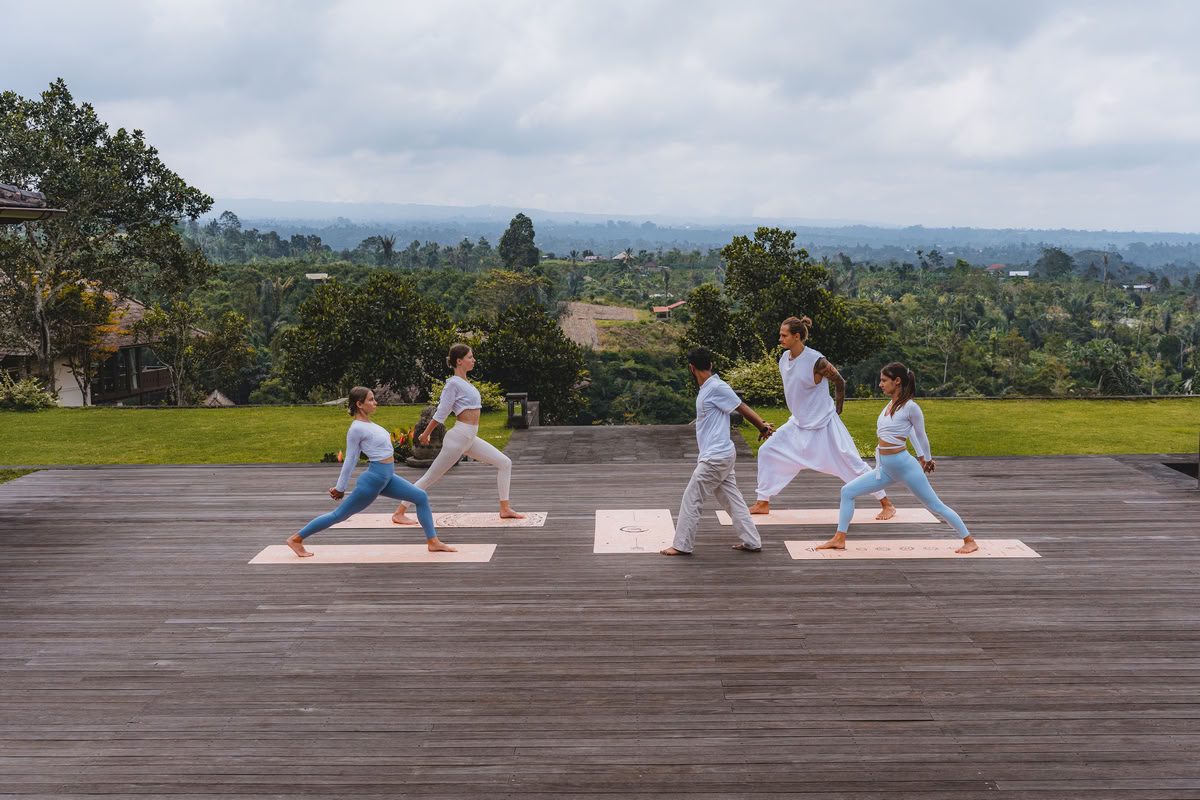 Formation de professeur de yoga hybride 200 heures / 300 heures – 24 déc. 2026 – 6 janv. 2027