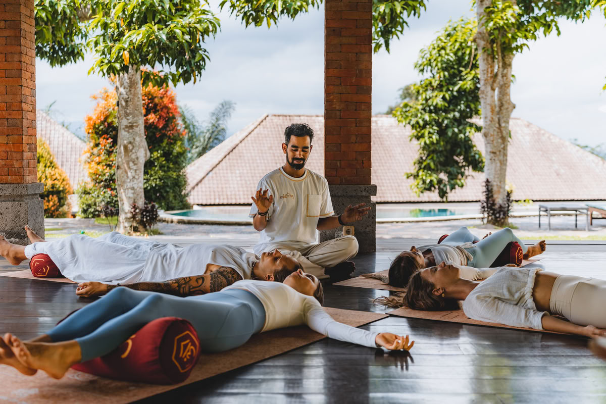 Formation de professeur de yoga de 300 heures – 11 mai - 7 juin 2026