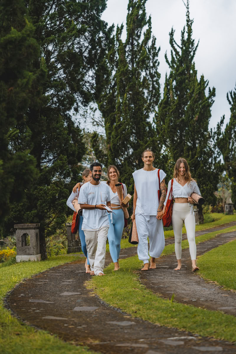 Formation de professeur de yoga de 300 heures – 24 août – 19 sept. 2026