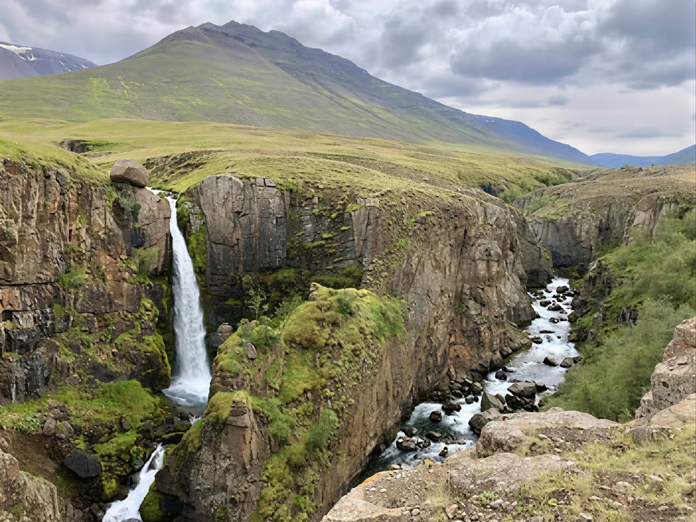 Yoga & Randonnée Retraite Soleil de Minuit en Islande – Dates 2025