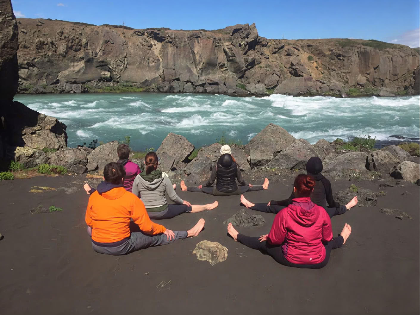 Yoga & Randonnée Retraite Soleil de Minuit en Islande – Dates 2025