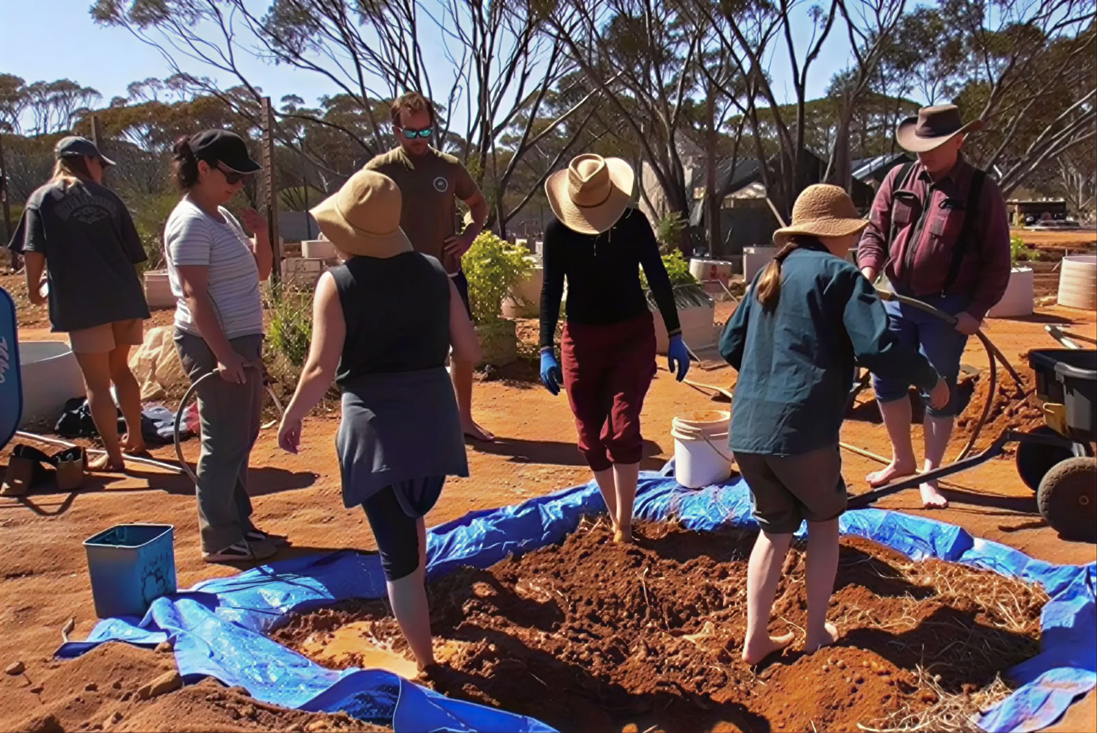 COMPLET 4 jours : Atelier de construction en cob, Bulgarie : Murmures de la Terre, tisser l'esprit du lieu et l'argile vivante.