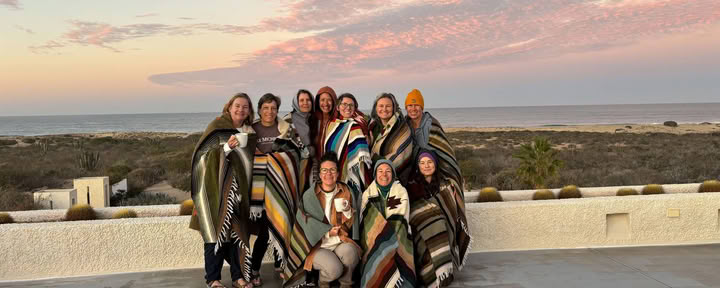 Rider les vagues en communauté : une expérience de retraite holistique et incarnée pour les femmes