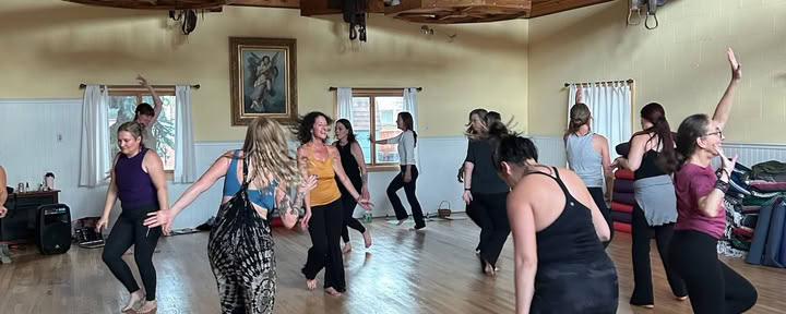 Embody & Rise : Mouvement en communauté