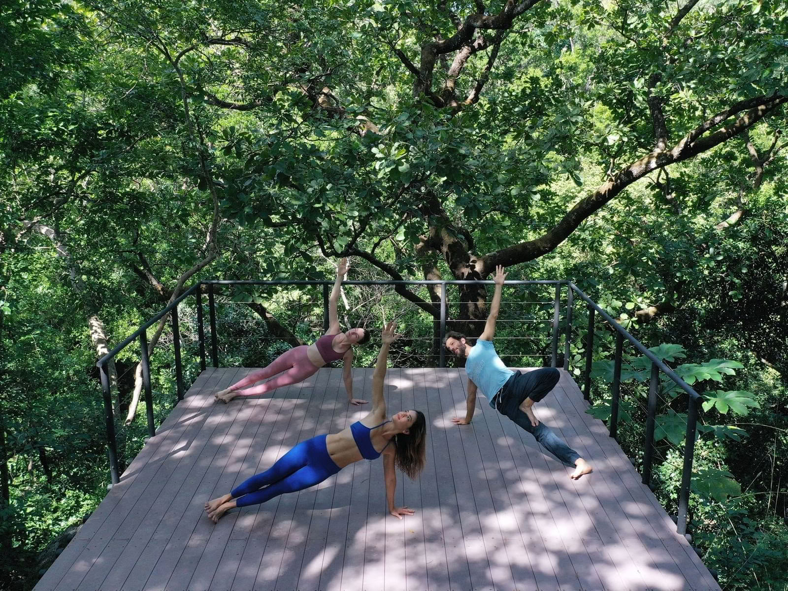 Yoga à flanc de falaise