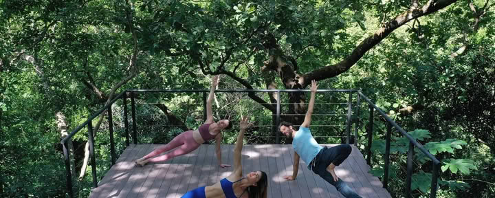 Yoga au bord de la falaise