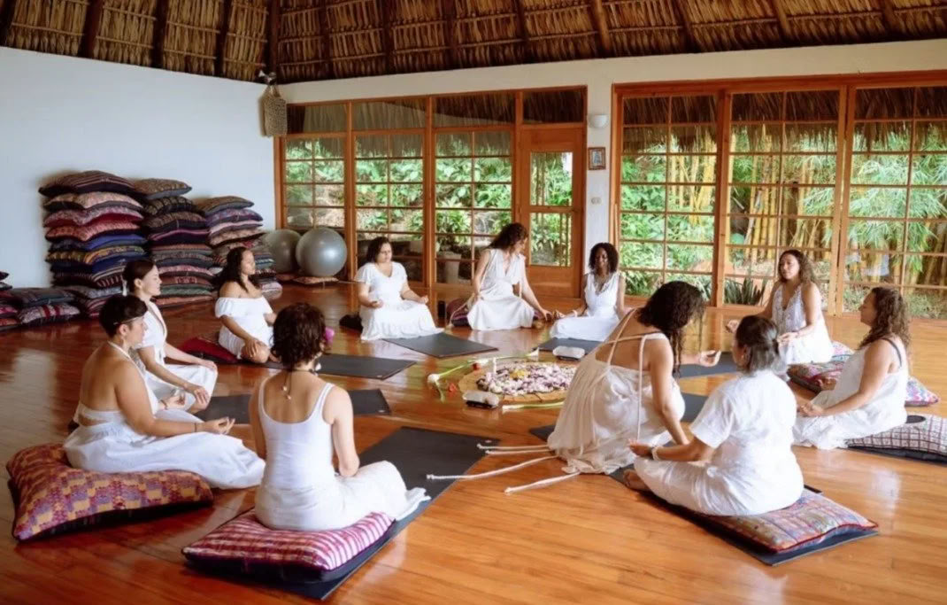 Triple Moon Goddess Retraite / Shanti Rodriguez & Stephanie Pereira Lima — Villa Sumaya