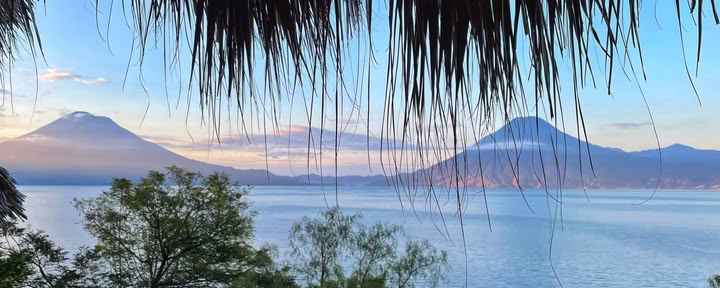 Flow, Explore, Awaken: Une retraite de yoga au lac Atitlán / Gabrielle James & Maureen Ferry — Villa Sumaya
