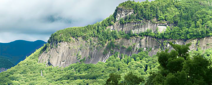 Trail vers le sommet de Whiteside Mountain, Caroline du Nord