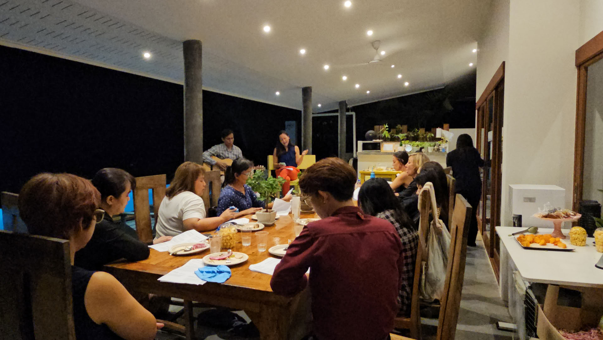 Soirée de louange au bord de la piscine et dîner partagé