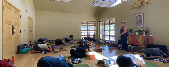 Turning Inward : Une retraite de yoga automnale