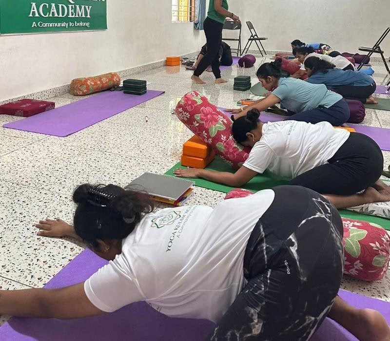 Cours de formation de professeur de yoga prénatal et postnatal de 85 heures à Bengaluru
