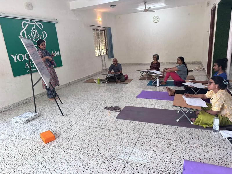 Cours de formation de professeur de yoga de 200 heures en semaine à Bengaluru
