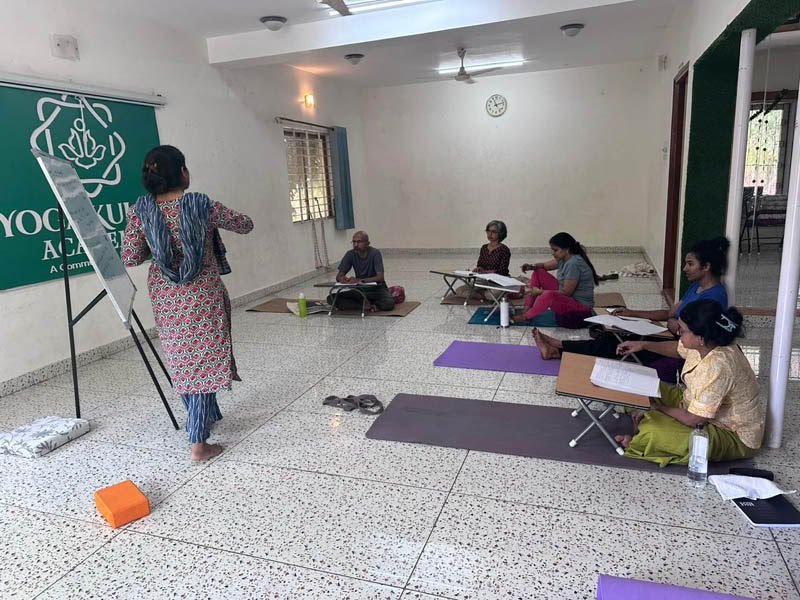 Cours de formation de professeur de yoga de 200 heures en semaine à Bengaluru