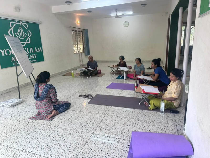 Cours de formation de professeur de yoga de 200 heures en semaine à Bengaluru