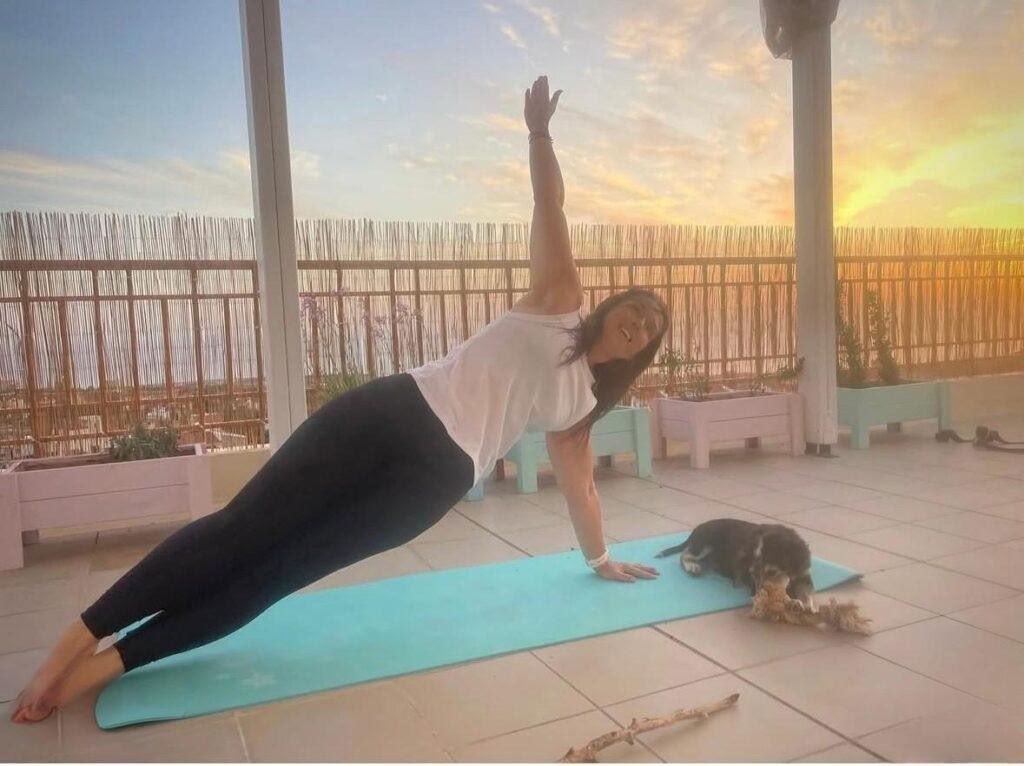 Cours de yoga avec chiots
