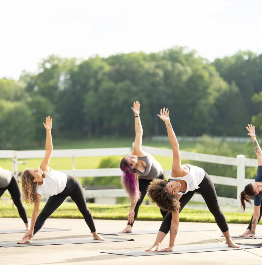 Saturday Sunrise Yoga Flow avec Kelly Flowers — The Horse Shoe Farm Boutique Resort près de Asheville, NC | Dining & Spa