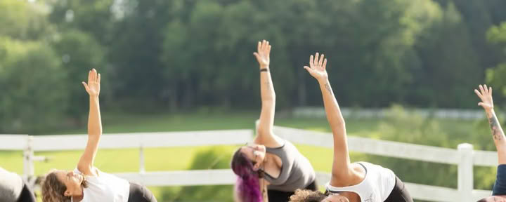 Saturday Sunrise Yoga Flow avec Kelly Flowers — The Horse Shoe Farm Boutique Resort près de Asheville, NC | Dining & Spa