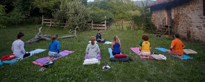 Retraite de yoga relaxante en Espagne : bien-être en montagne et calme