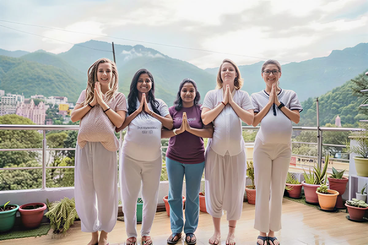 Formation de professeur de yoga prénatal de 85 heures à Rishikesh