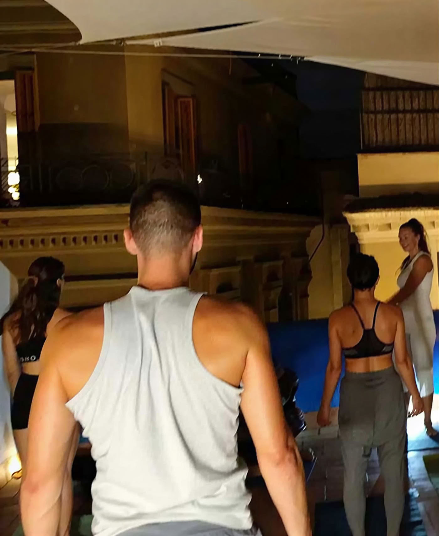 Événements de yoga de pleine lune avec musique live
