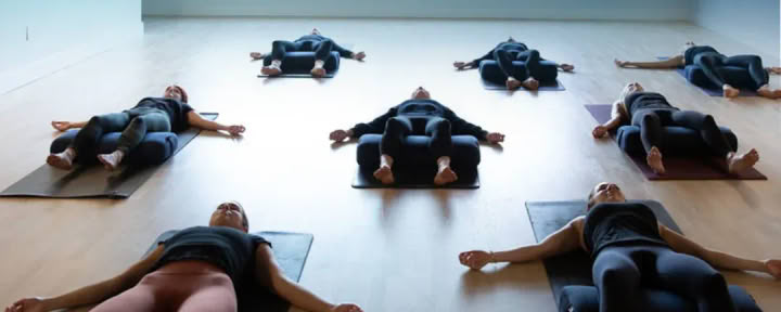 Formation de professeur de yoga restauratif