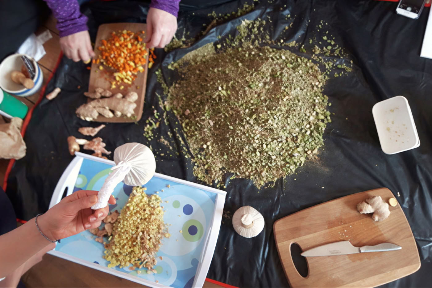Atelier de compresses aux herbes