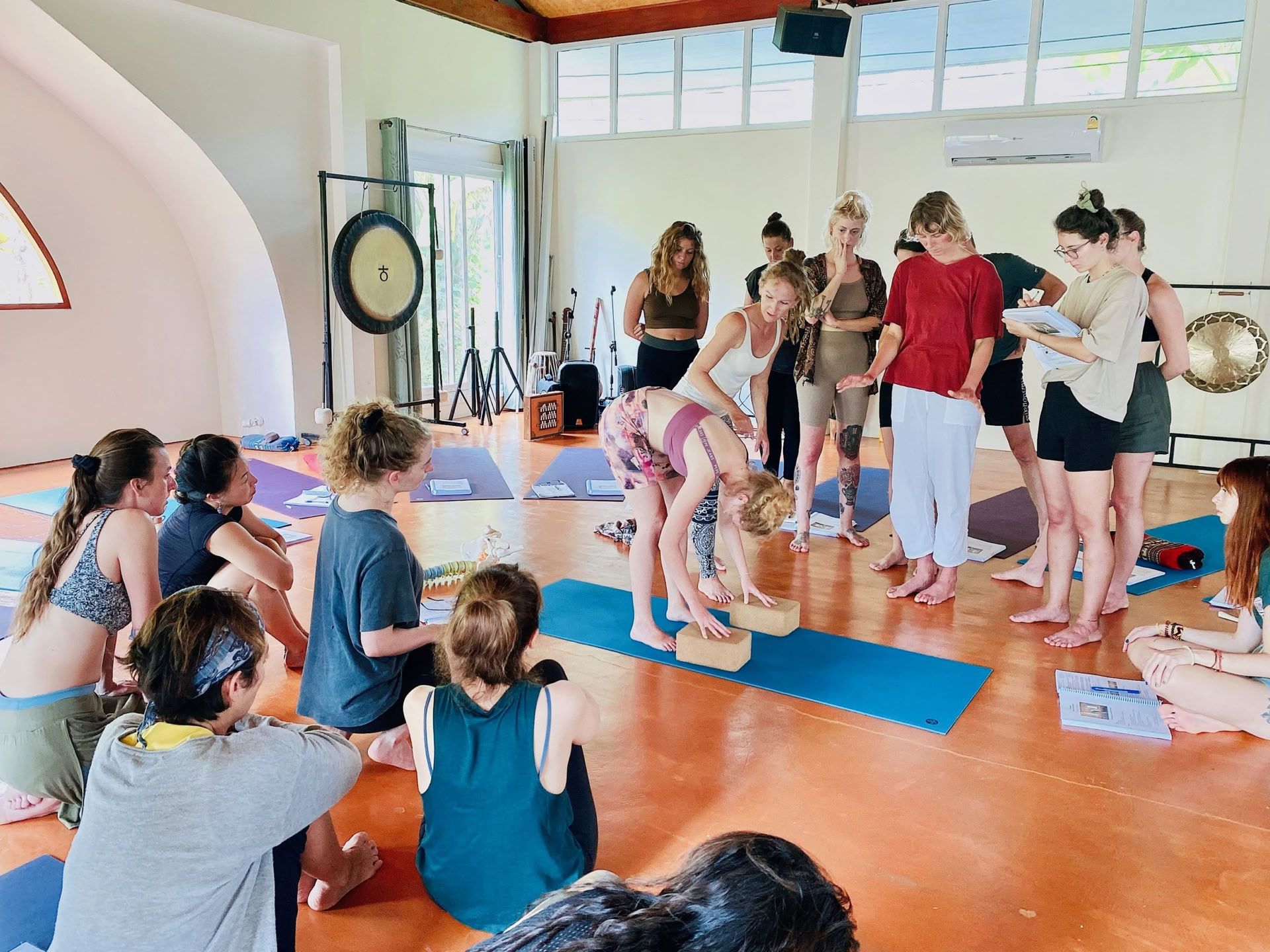 Formation de professeur de yoga holistique et de thérapie par le son de 200 heures