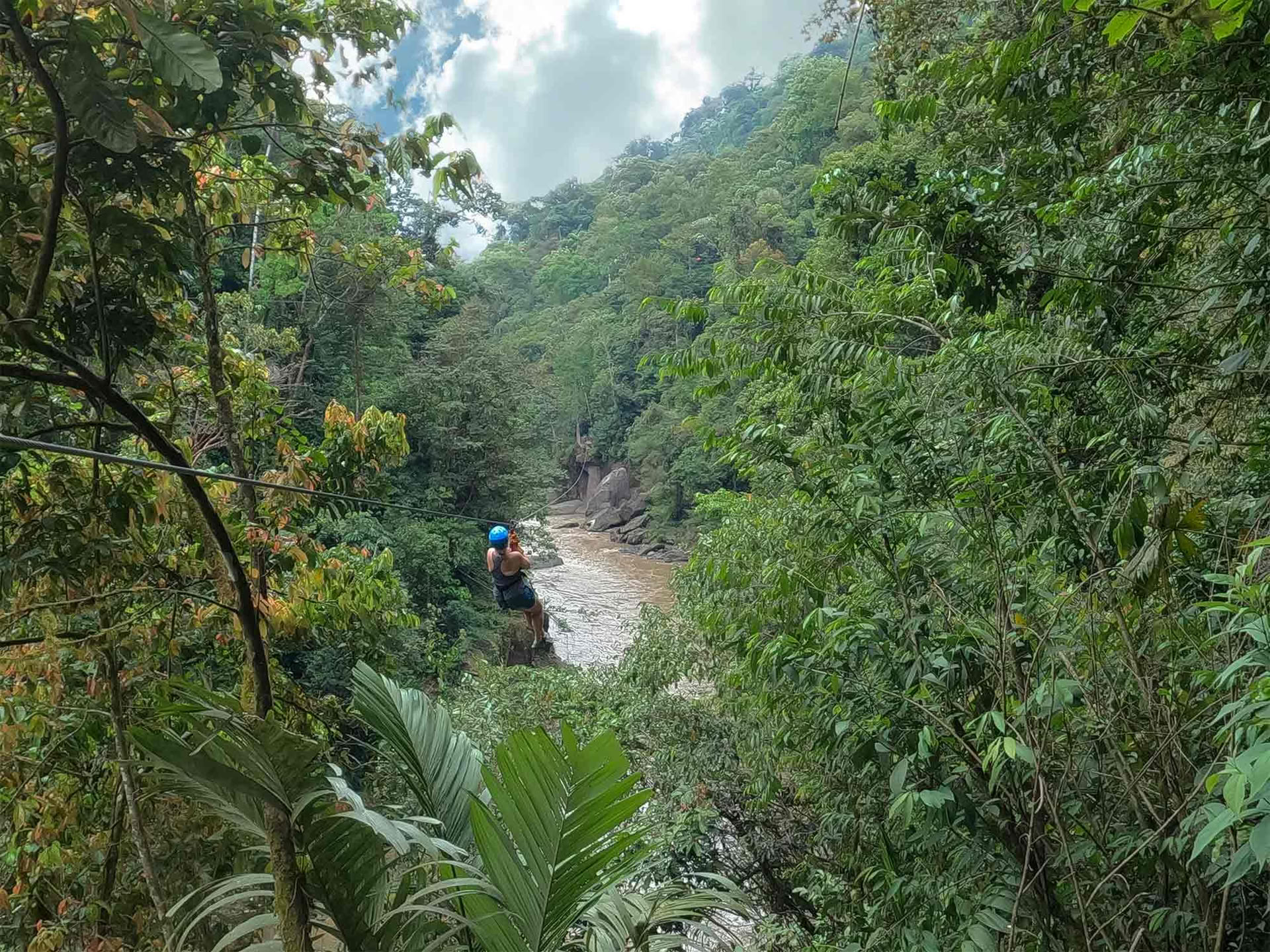 Tyrolienne sur le fleuve Pacuare