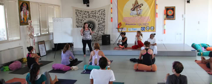 Formation de professeur de yoga hybride de 200 heures