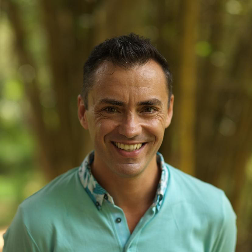 James de Maria - Vinyasa de yoga en pleine conscience